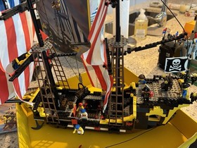LEGO Black Seas Barracuda 6285 Pirate Ship Full Set w/ Minifigures minus box lid