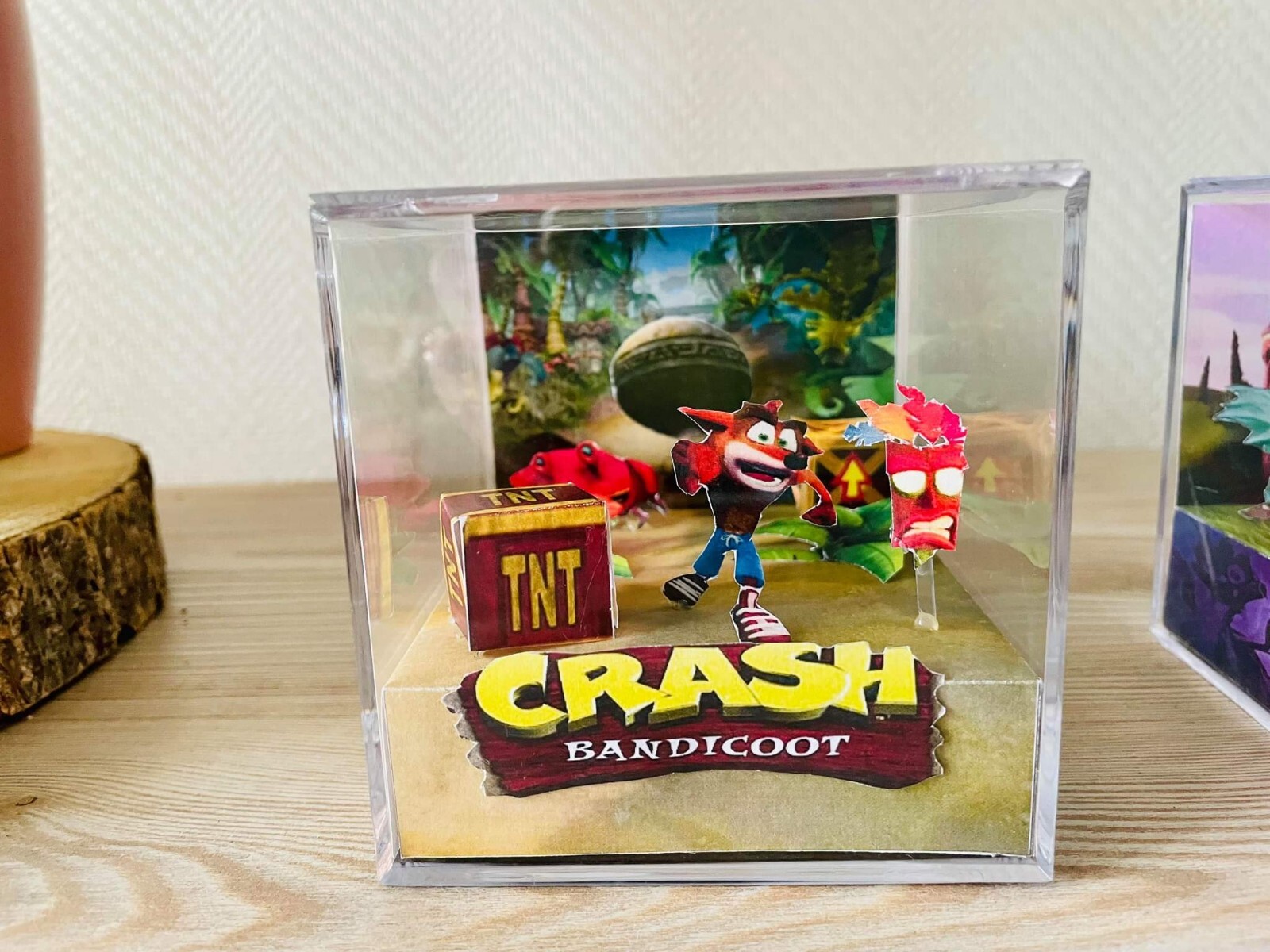Cube diorama 3D Crash Bandicoot fait main - Vitrine de collection plexiglas haut de gamme