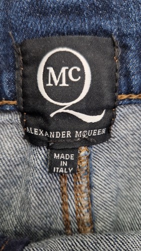 Pantalones de mezclilla Alexander McQueen con paneles y dobladillo crudo - Imagen 5 de 5
