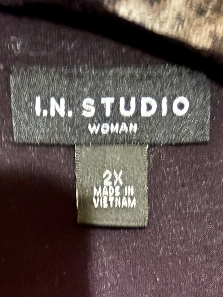 I.N. Studio Women’s 2X Top Leopard Print Short Sleeves V-Neck Gently Worn Nice - Image 3 of 4