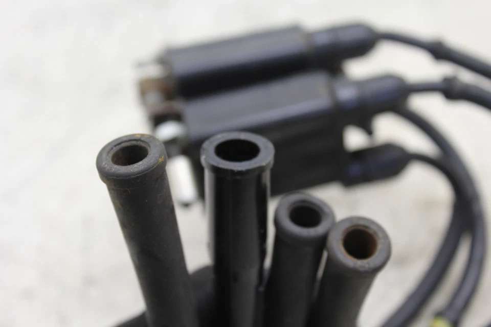 1995 SUZUKI GSXR750W BOBINAS DE IGNIÇÃO FABRICANTE DE EQUIPAMENTO ORIGINAL BOBINA VELA DE IGNIÇÃO TAMPAS B28D - Imagem 4 de 4