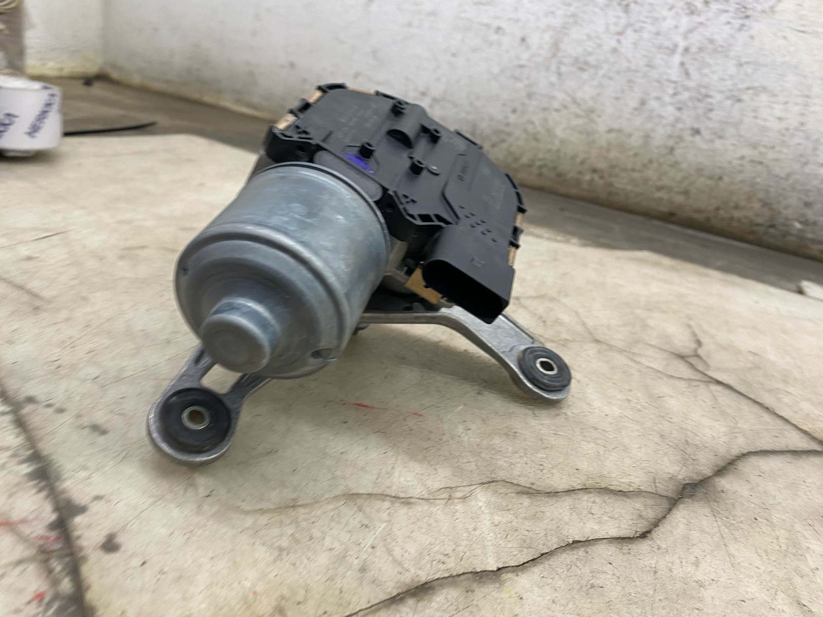 2020-2024 ASTON MARTIN DBX FRONT LEFT WINDSHIELD WIPER ARM MOTOR MY83-17503-AA