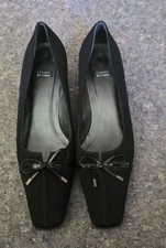 STUART WEITZMAN BLACK SLIP ON BOW TIE WITH KITTEN LOW PUMP HEEL  8M