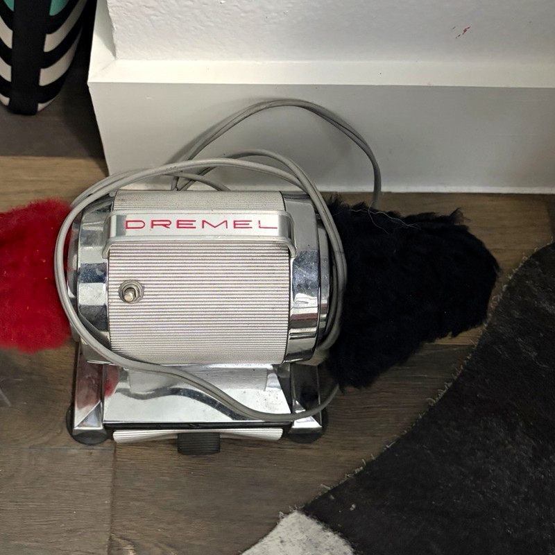 Dremel Corded Electric Bench Buffer Polisher Tool w/ Red & Black Wheels