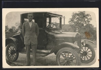 Foto-AK Auto Ford T 1923, Junger Mann vor seinem KFZ mit kastenförmiger Kabine 