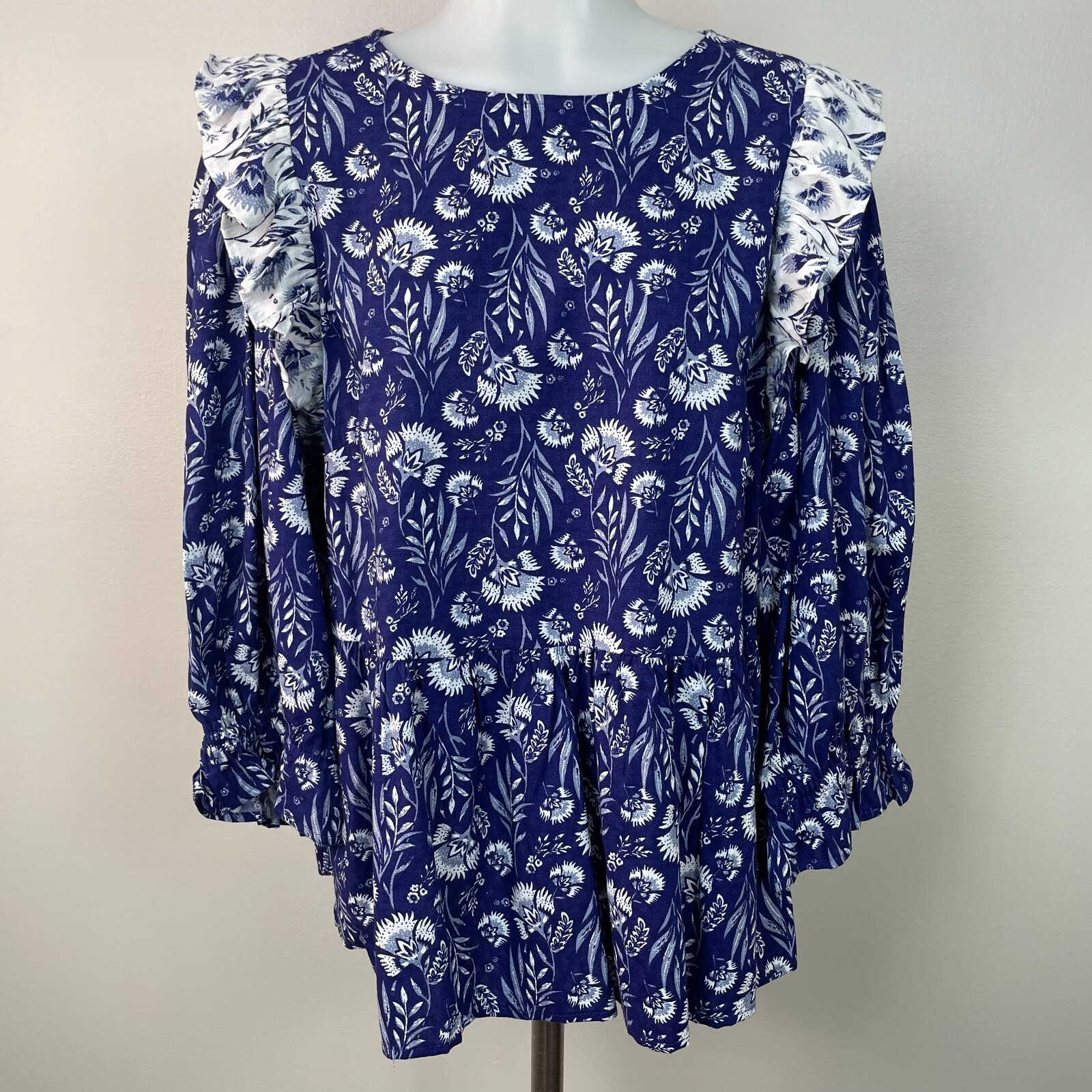 Universal Thread Top Medium Blue White Floral Pep… - image 1