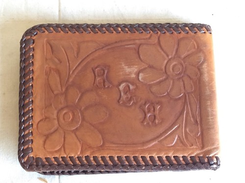 VINTAGE LEATHER TOOLED FLORAL EMBOSSED MONOGRAMED WALLET TRAVEL SOUVENIR - Foto 1 di 3