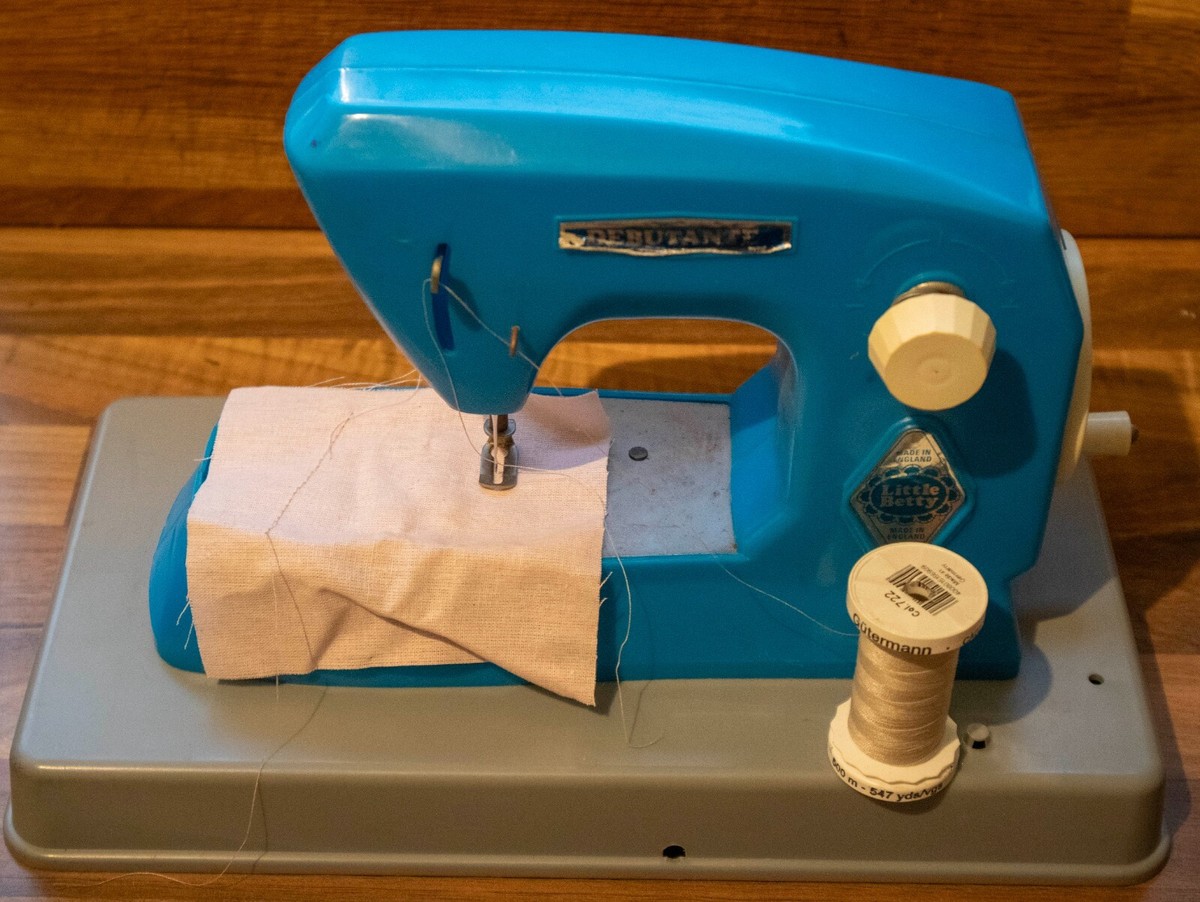 Vintage Little Betty Miniature Sewing Machine Debutante UK