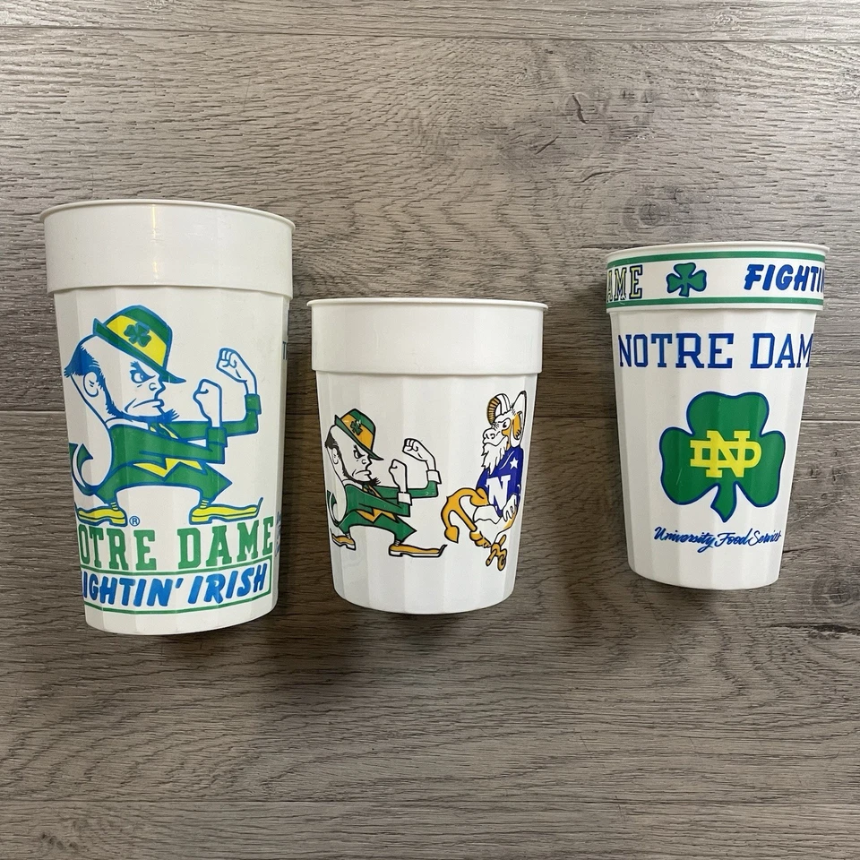 Lote de 20 artículos de fútbol irlandés de lucha de Notre Dame de colección prendedores tazas pancarta etc. Foto 4 de 4