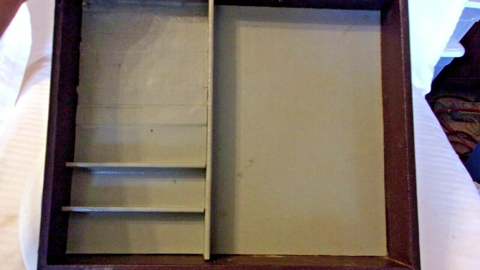 Vintage USS United Stales Steel Foreign Travel Storage Box Snap Lock - Image 4 of 4