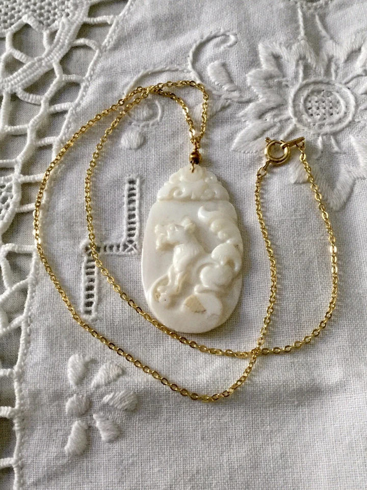 ANCIEN COLLIER PENDENTIF NACRE SCULPTÉE CISELURE, PLAQUÉ OR - Photo 3/4