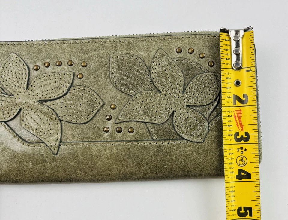 Cartera ancha de cuero floral con tachuelas Frye Melissa verde salvia Foto 4 de 4