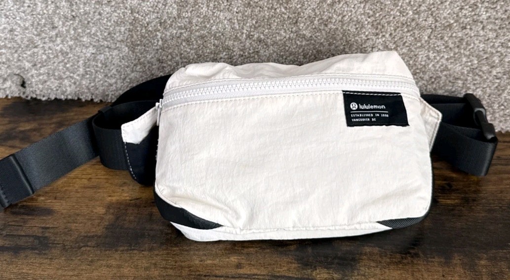 lululemon pouch bag Clippable Card Dallas Stars lululemon Everywhere Belt