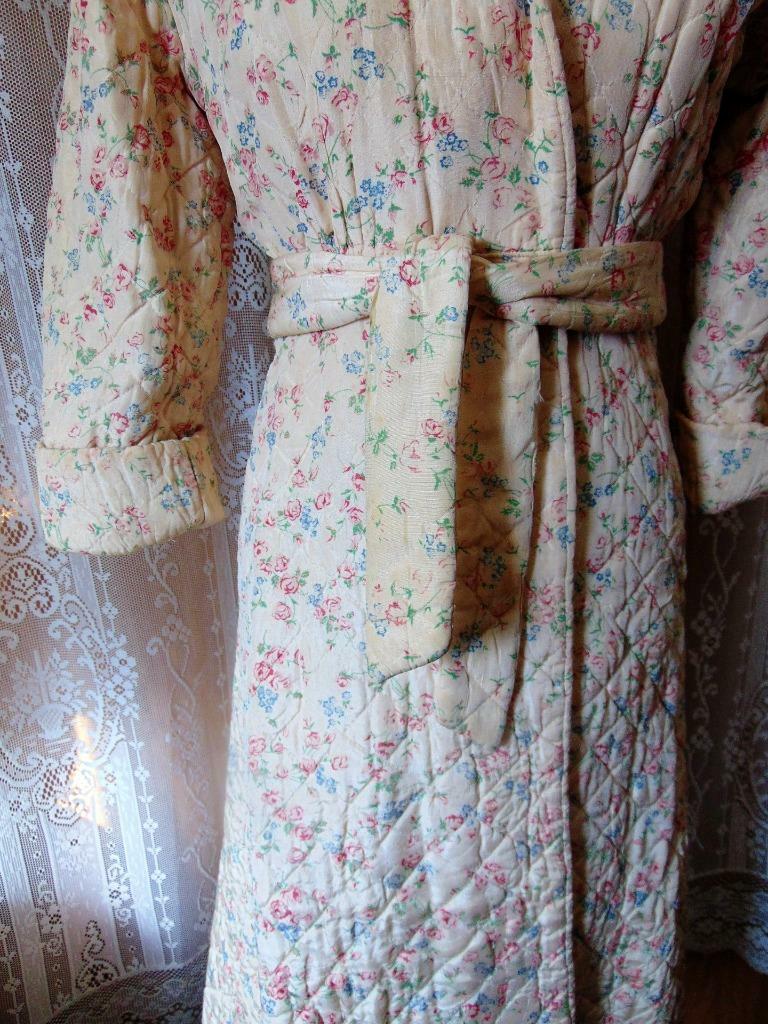 VTG 40S FLORAL QUILTED HOUSE COAT ROBE DRESSING G… - image 9