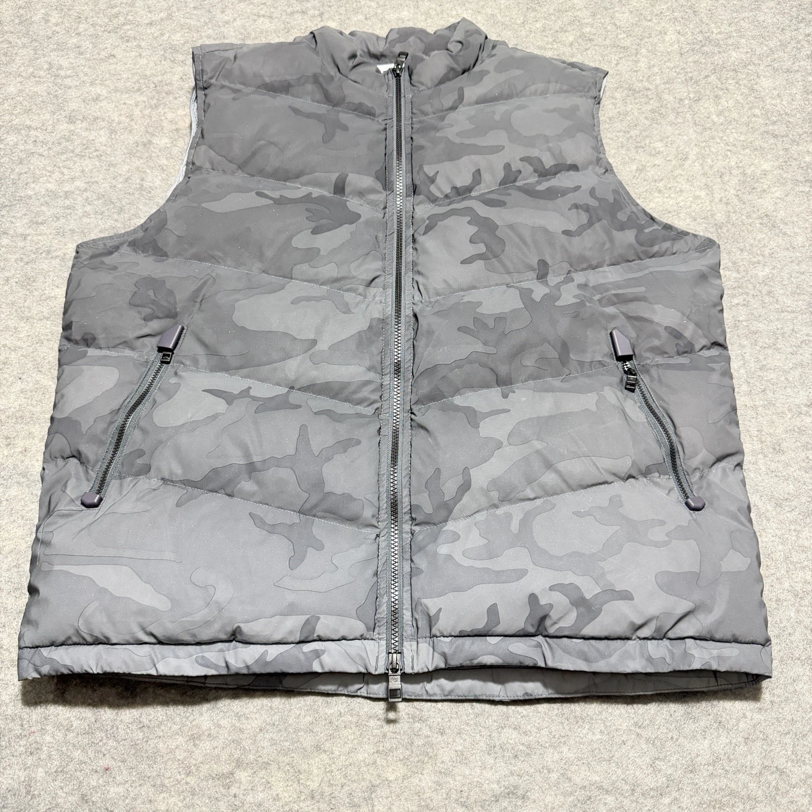 Peter Millar Men's Iron Gray X-Large Camo Reflective Apres Ski Puffer Vest #1041