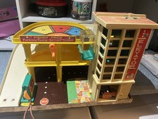 Vintage Fisher-Price Parking Ramp Service Center Garage Elevator Toy Complete