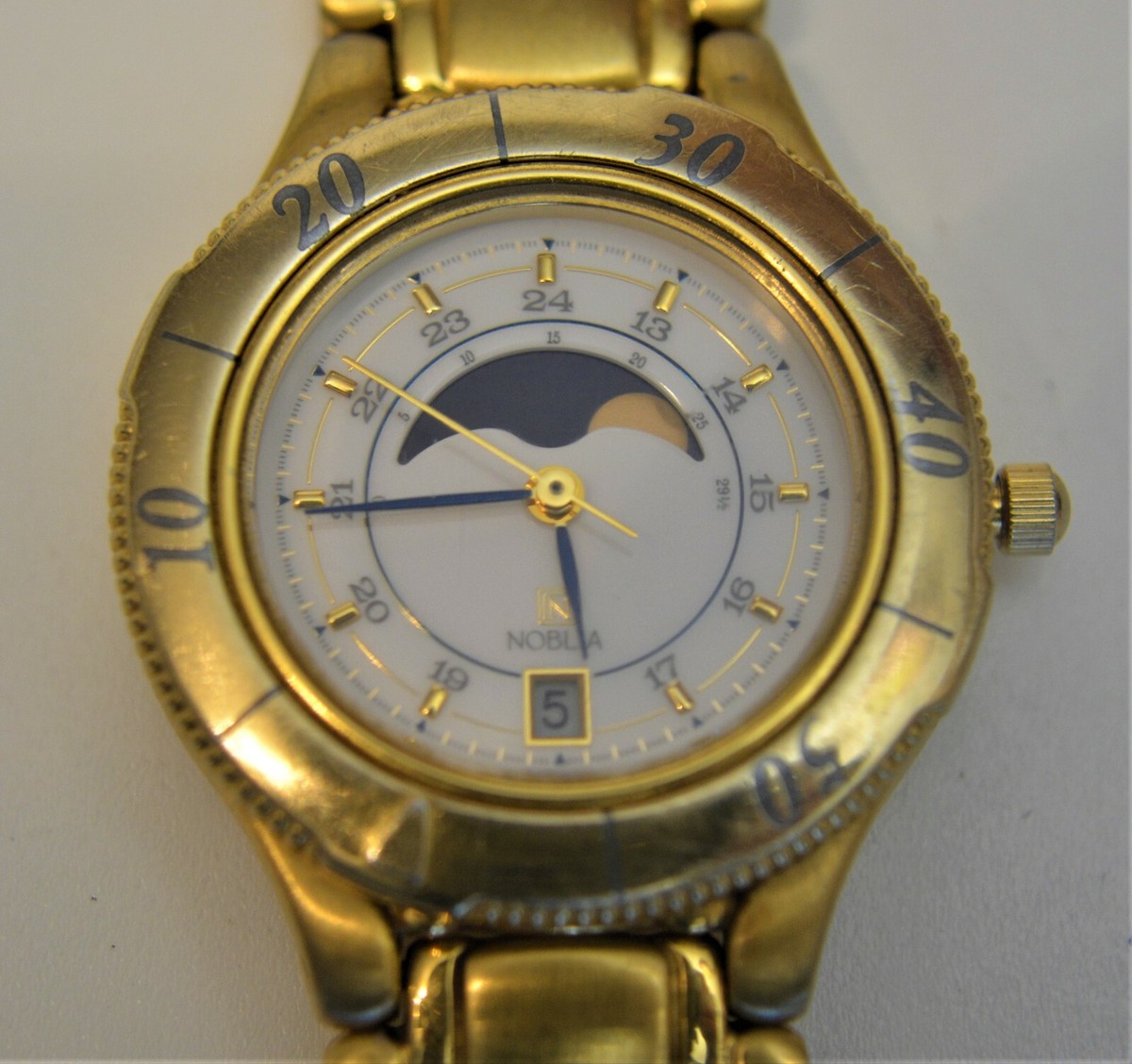 Citizens Noblia Moon Phase Calendar women quartz Gold color watch
