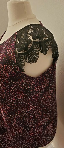 City streets size 1x blouse. Cute flower lace shoulders~ - 第 3/7 張圖片