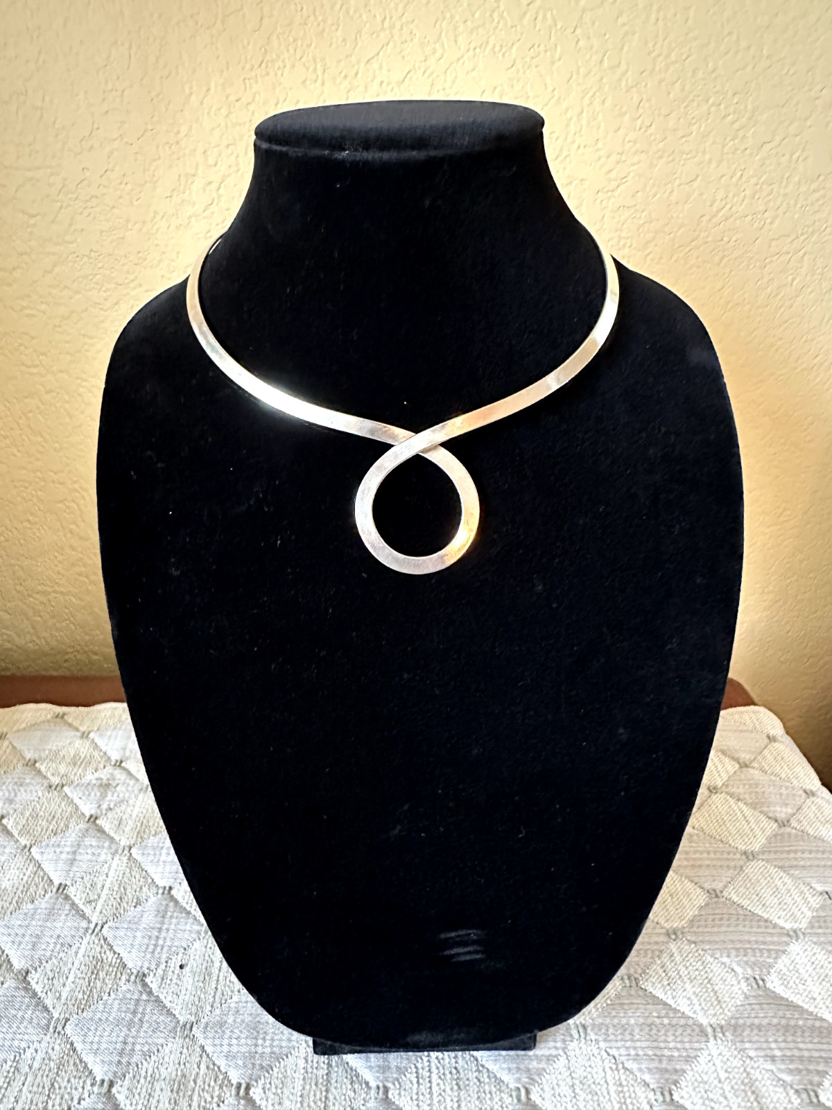 Silver collar necklace with circular loop in fron… - image 1