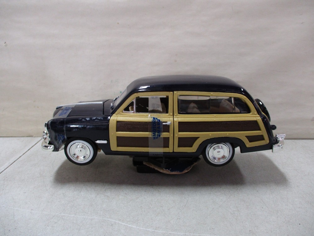 Motor Max 1949 Ford Woody Wagon 1/24