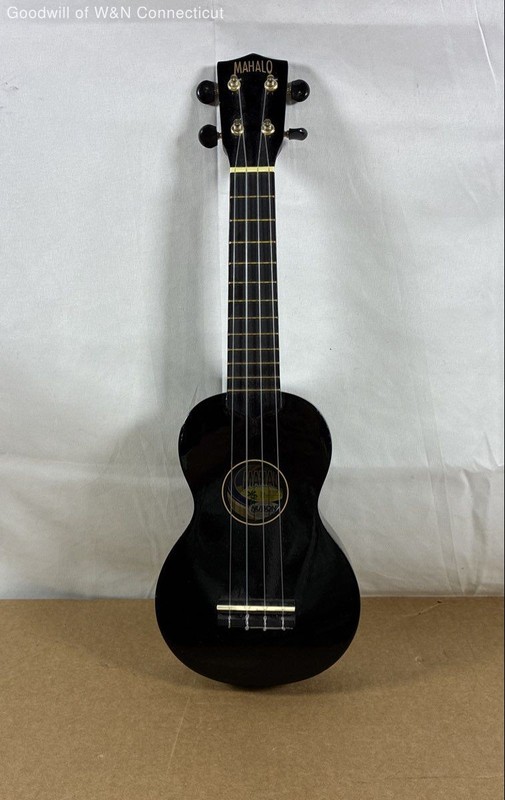 Mahalo U30G/BK Soprano Ukulele 4-String Black with Dolphin Geared Tuners