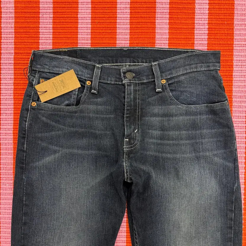 Levi's 559 Straight Fit Jeans (Size 31) thumbnail 2
