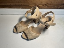 Auténtica sandalia Chanel beige acolchada de cuero con correa al tobillo tacón bloque talla 37,5