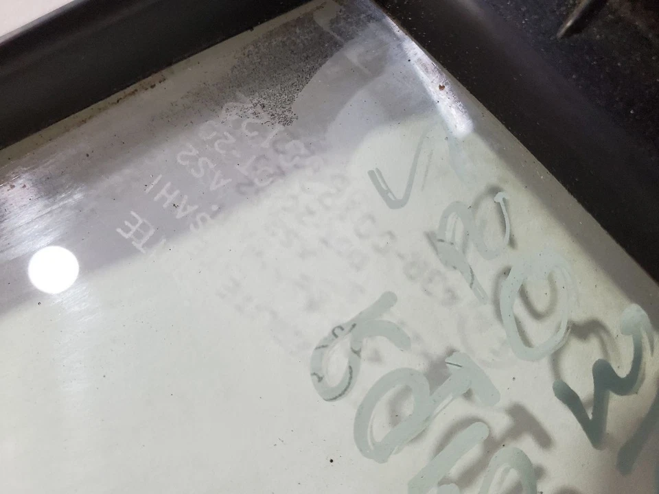 Vidrio de ventilación de puerta delantera derecha usado se adapta a: 1997 Suzuki X90 delantero derecho grado A Foto 3 de 4