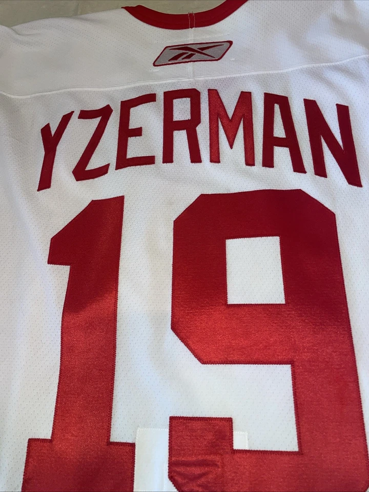 Camiseta deportiva auténtica Steve Yzerman Detroit Red Wings Reebok 6100 limpia para hombre 46 micrófonos Foto 2 de 4
