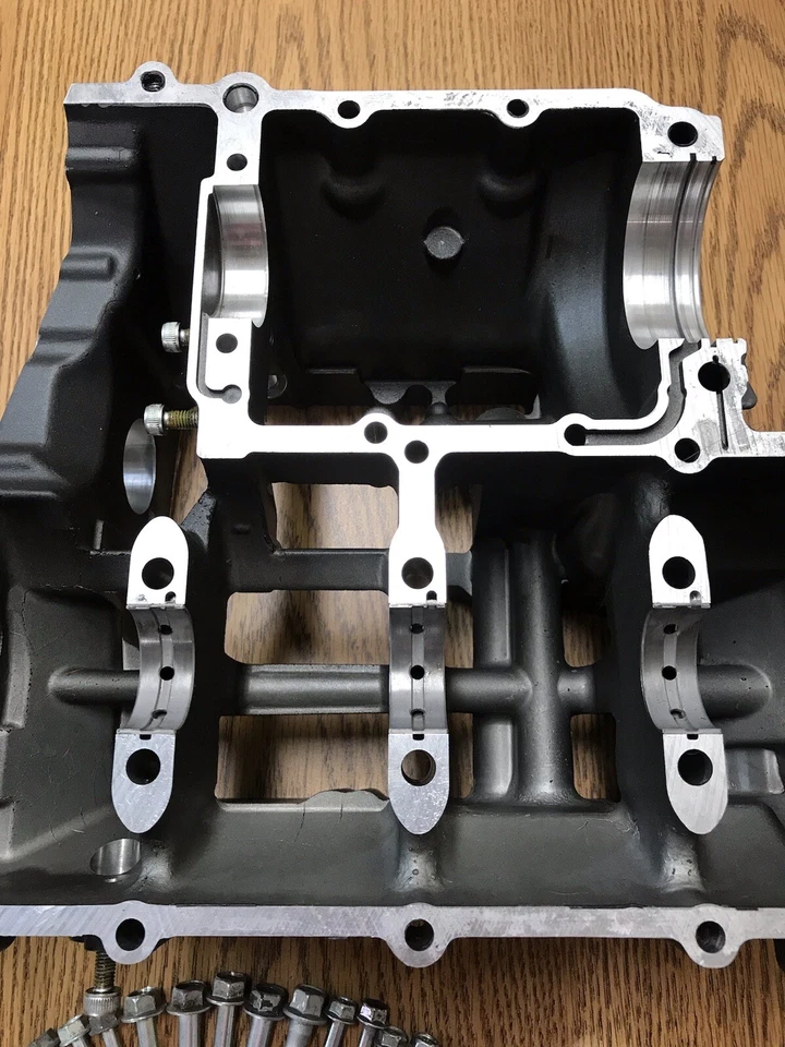 PIEZA INFERIOR CÁRTER YAMAHA FZ6 2006-2009 # 1B3-15100-01-00 Foto 3 de 4