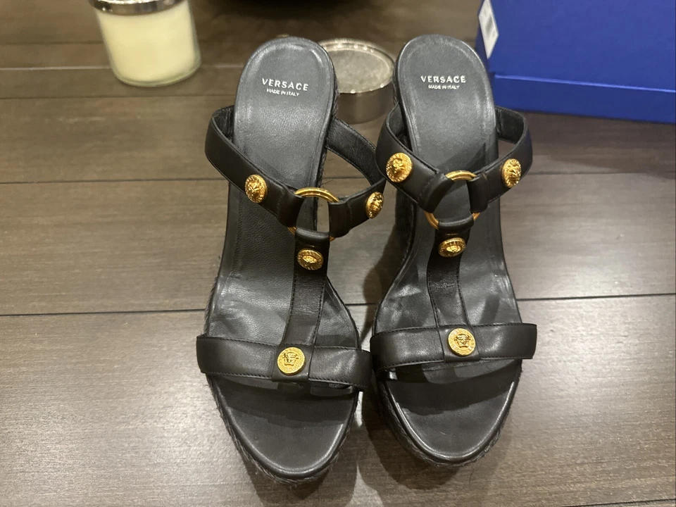 范思哲 Medusa 金色铆钉黑色皮革厚底楔形凉鞋 41 — 第 2/4 张图片