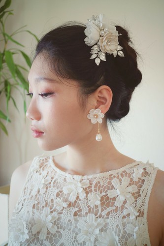 White Floral Hairpin w. Swarovski Crystals & Pearls in Silver | Handmade - Picture 9 of 10