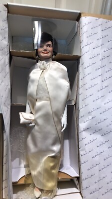 Danbury Mint - First Ladies - Jacqueline Kennedy - Doll In Box / COA