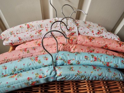 6 x gepolsterte Kleiderbügel hübsches Blumenmuster / neu / rosa blau weiß