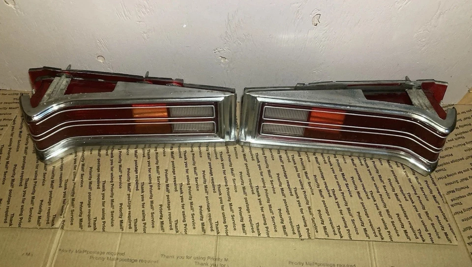 Par de luces traseras y biseles izquierda y derecha Plymouth Valiant Scamp 1974 1975 1976 OEM Foto 2 de 4