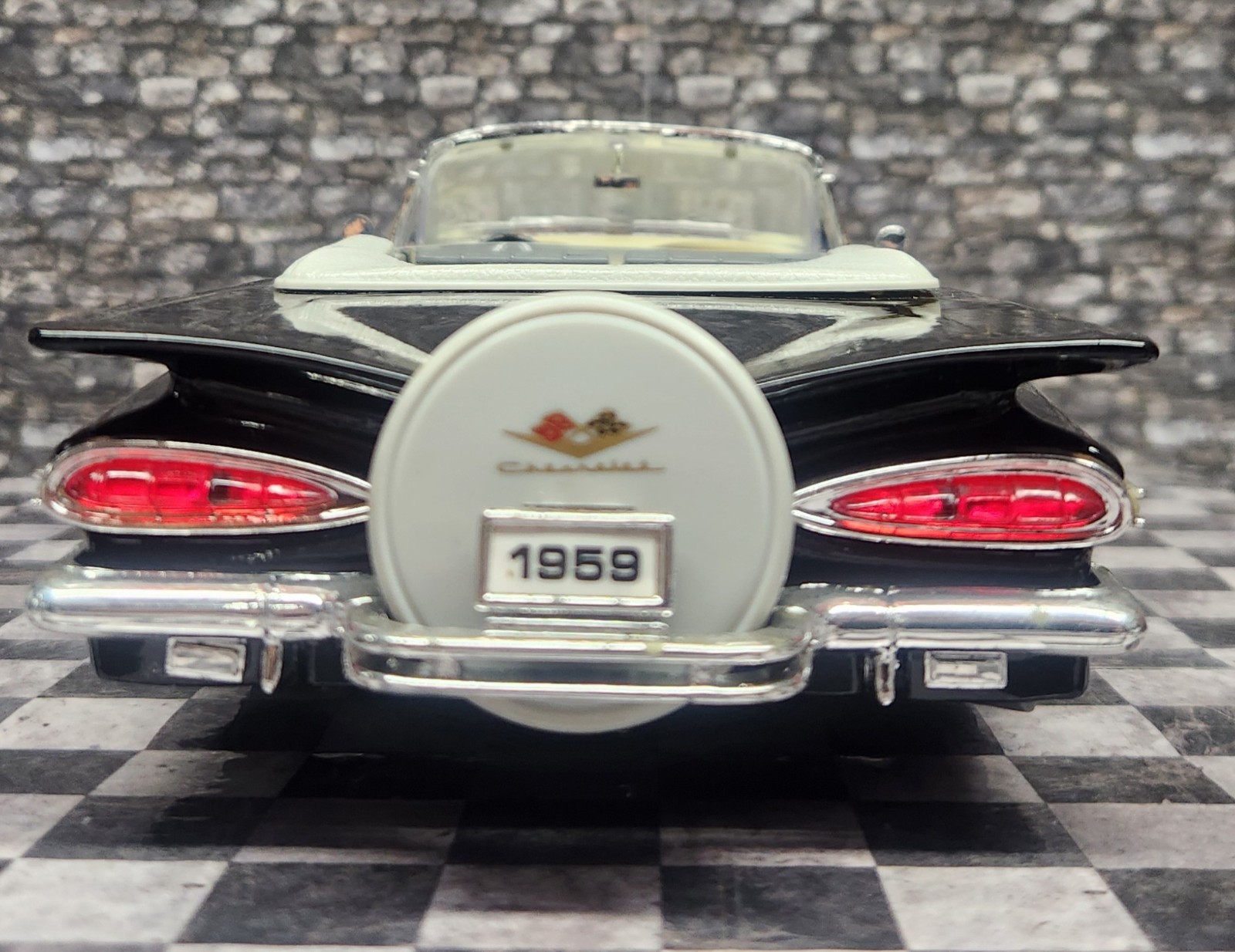 Yat Ming 1:18 Scale Road Signature Blk 1959 Chevrolet Impala Convertible [Loose]