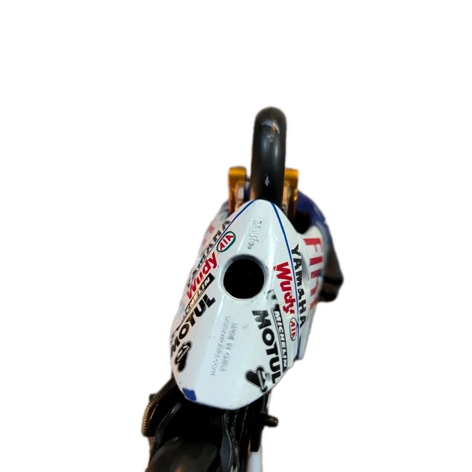 Yamaha YZR-M1 Fiat MotoGP Maisto Moto 2007 Valentino Rossi réplica 1:18  Foto 4 de 4
