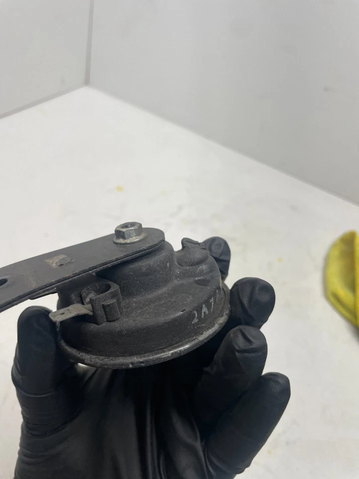 2007 HARLEY-DAVIDSON SPORTSTER 1200 NIGHTSTER XL1200N HORN SIGNAL W/ BRACKET - Image 3 of 4