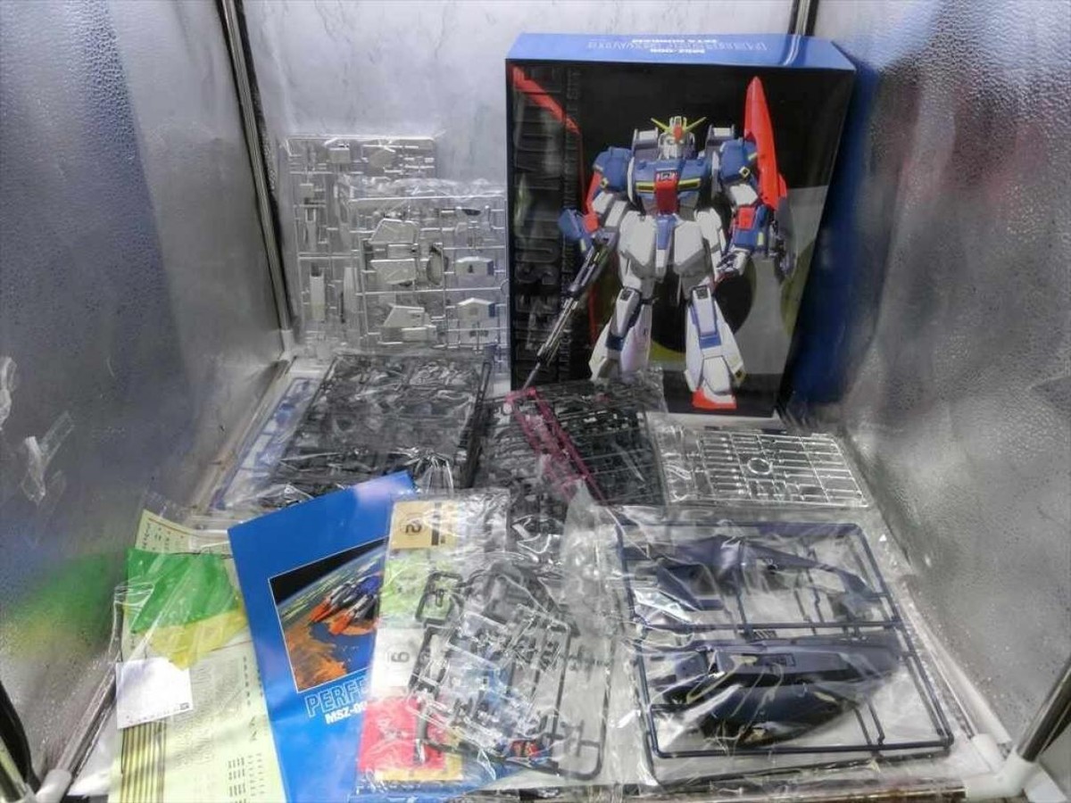 Bandai Perfect Grade 1/60 Z Gundam MSZ-006 Multi coating ver Bandai Perfect Grade 1/60 Z Gundam MSZ-006 Multi coating ver