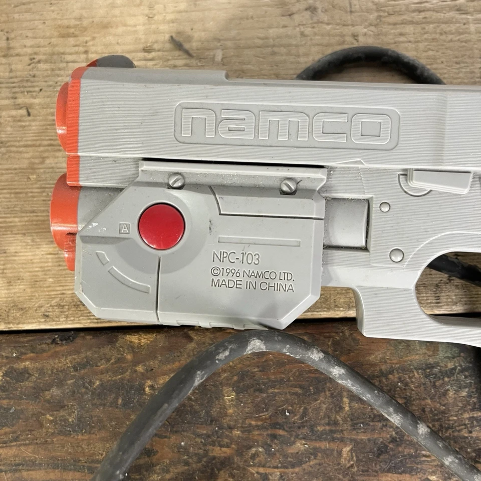 Controle de arma Namco GunCon cinza leve NPC-103 (Sony Playstation 1 PS1) - Imagem 2 de 4