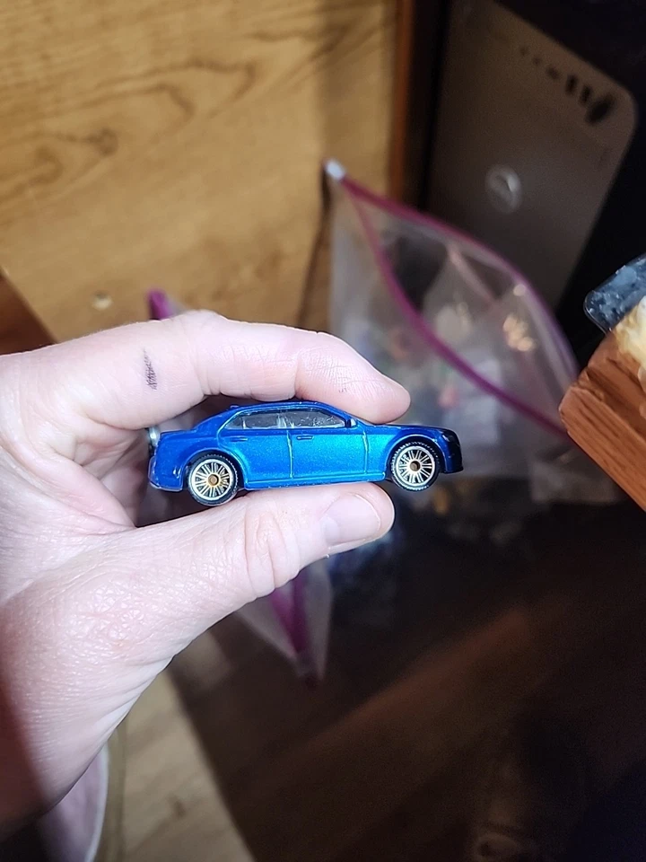 Coche diecast suelto Matchbox 2015 15 Chrysler 300C coleccionable escala 1/64 Foto 2 de 4