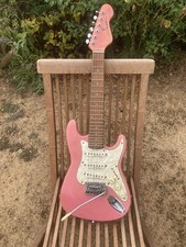 Encor Blaster Serious E375 E-Gitarre 3/4 Größe Pink mit Perloid Schlagbrett