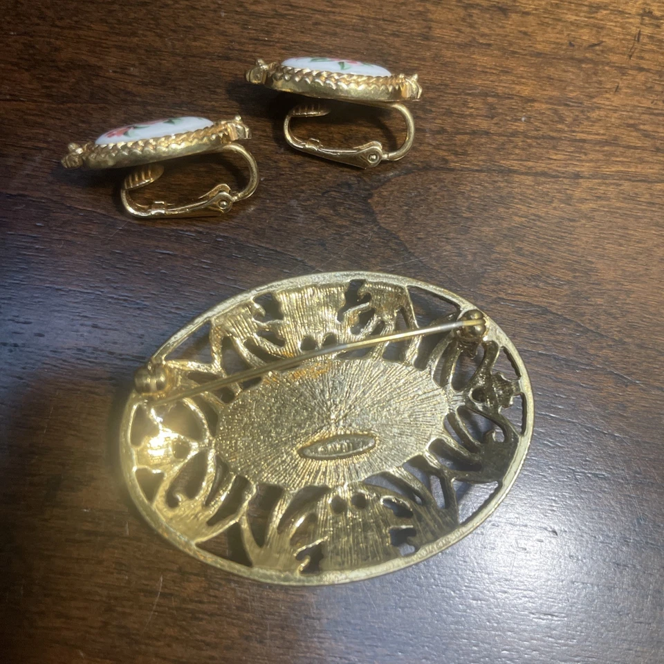 Juego de pendientes broche clip filigrana tono dorado vintage AVON ENCAJE PASTEL 1995 rosas Foto 4 de 4