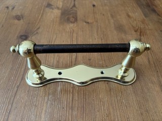 TRADITIONAL SOLID BRASS WALL MOUNTED TOILET ROLL HOLDER WITH WOODEN SPINDLE