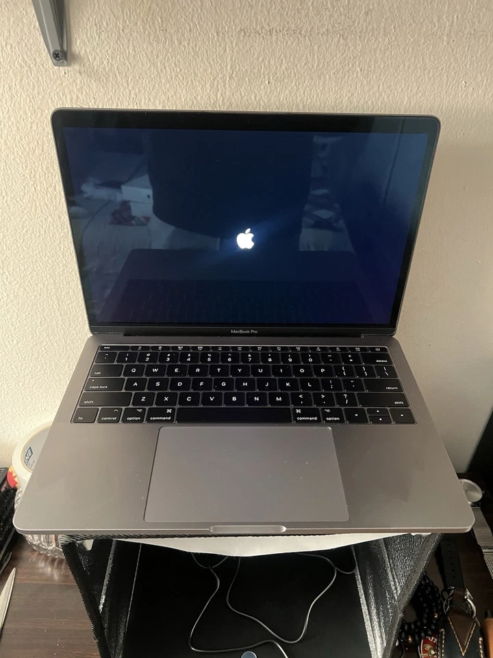 Apple 2017 MacBookPro 2.3GHz Intel Core i5 13-inch 8GB RAM 128 Storage SpaceGray - Image 2 of 4