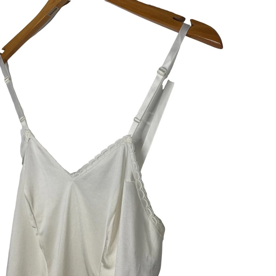 Lencería vintage Vanity Fair satinada sin cordones cami con ribete de encaje en marfil Foto 3 de 4
