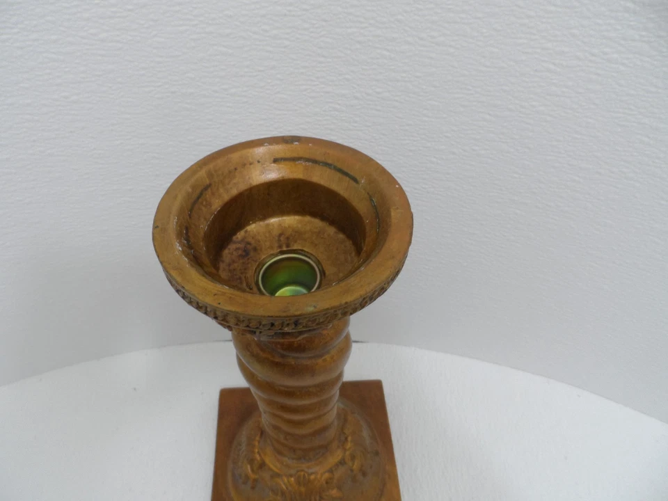 Castiçal de resina cor bronze estilo tradicional - 11" de altura X 4,25" base - Muito bom estado usado - Imagem 3 de 3