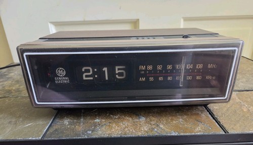 Vintage 1980s General Electric GE Flip Clock Alarm Radio 7-4305C WORKS