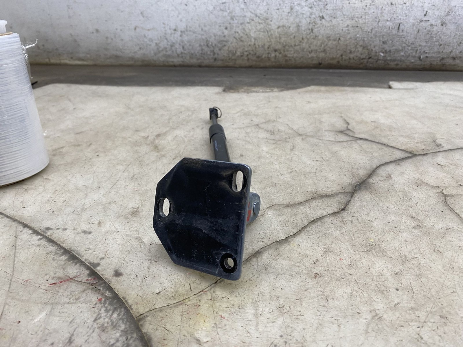 2020-2024 ASTON MARTIN DBX OEM FRONT RIGHT DOOR BRACKET W/ GAS STRUT CYLINDER
