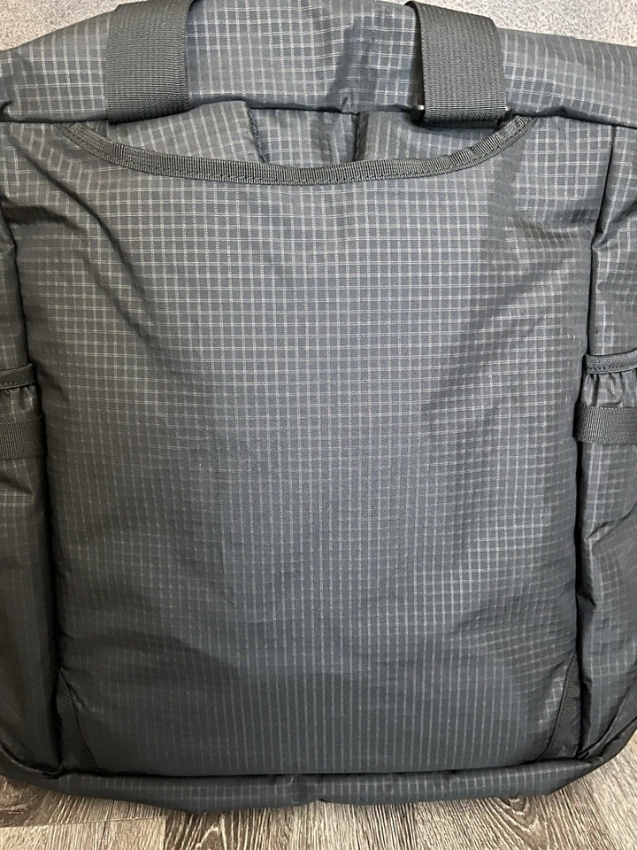 "Bolso de Mano The Brown Buffalo Conceal Challenge Ultra Negro Rejilla 20L.15""H x 12 W x6.5""D" Foto 3 de 4